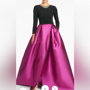 Worn once for a few hours, beautiful Dress dry cleaned right after being worn ❤️